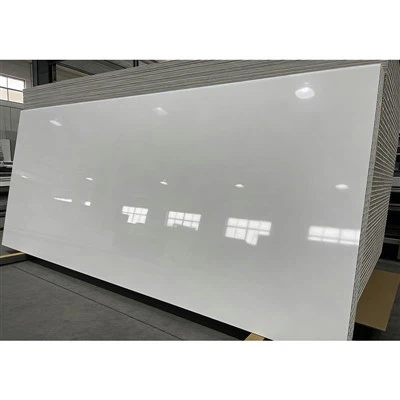 Weißes PVC-Panel-Badezimmer
